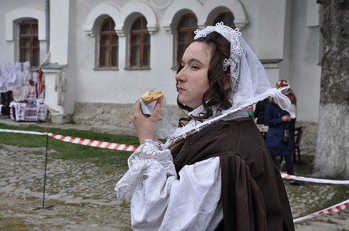  Аристократические черты не спрятать даже за французским багетом :) 