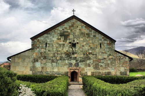 Самая древняя грузинская церковь — Болнисская церковь (или Болнисский Сион), она была построена еще в V веке. Она расположена в 8 км от пригорода Рустави Болниси, в селении Квемо-Болниси.