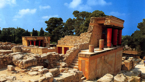 Кносский дворец - наиболее выдающийся памятник критской архитектуры, находится в 5 км от Ираклиона. По легендам, в глубине дворца обитал получеловек-полубык - Минотавр